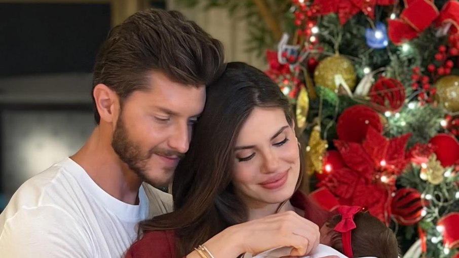 Camila Queiroz e Klebber Toledo celebram o primeiro mês de Clara.