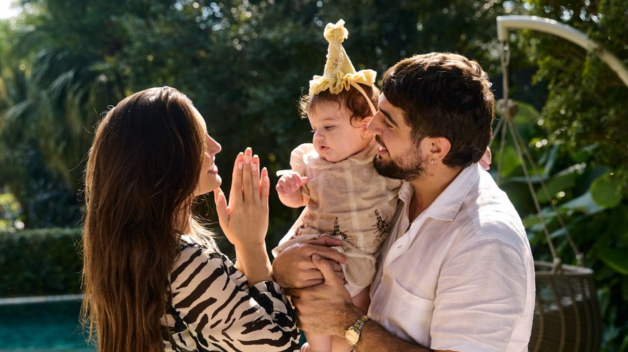Rafa Kalimann e Nattan com a filha Zuza