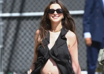Barriga de grávida falsa? Anne Hathaway cala os rumores