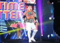 Lutador de wrestling Yujiro Kushida cai no golpe da fruta em visita ao Mercadão de SP