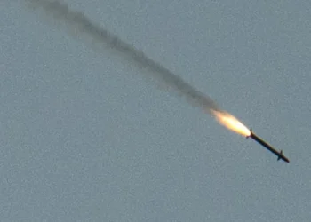 EUA atacam com mísseis navio perto do Irã, e houthis matam 4