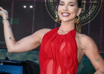 Virginia deixa posto de rainha de bateria da Grande Rio