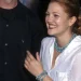 'O álcool era um veneno para mim', diz Drew Barrymore ao se emocionar em reencontro