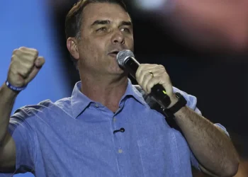 Flávio Bolsonaro tem filiação ao PL retomada pelo TSE após aparecer como filiado ao Missão