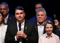 Plano de governo de Flávio Bolsonaro propõe limites ao STF e rebate discurso de Lula sobre soberania