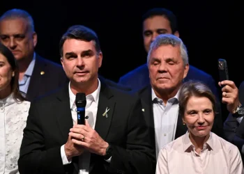 Plano de governo de Flávio Bolsonaro propõe limites ao STF e rebate discurso de Lula sobre soberania