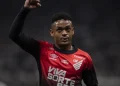 Jogador do Athletico-PR é condenado a 13 anos por estupro em 1ª instância