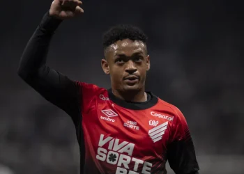 Jogador do Athletico-PR é condenado a 13 anos por estupro em 1ª instância