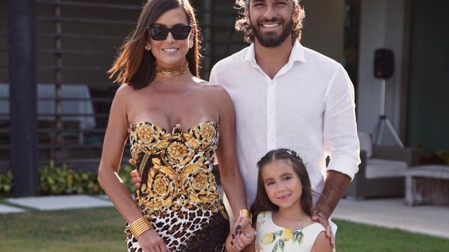 Deborah Secco, Hugo Moura e a filha Maria Flor