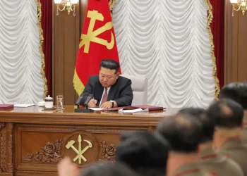 Líder da Coreia do Norte elogia