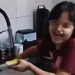 Menina tem ataque de riso de mais de 3h (que esconde problema de saúde)