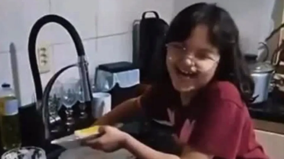 Menina tem ataque de riso de mais de 3h (que esconde problema de saúde)