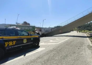 Passarela é atingida por carreta e desaba no interior de SP; duas pessoas morrem