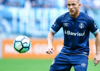 Palmeiras entra na briga para contratar o volante Arthur, ex-Grêmio