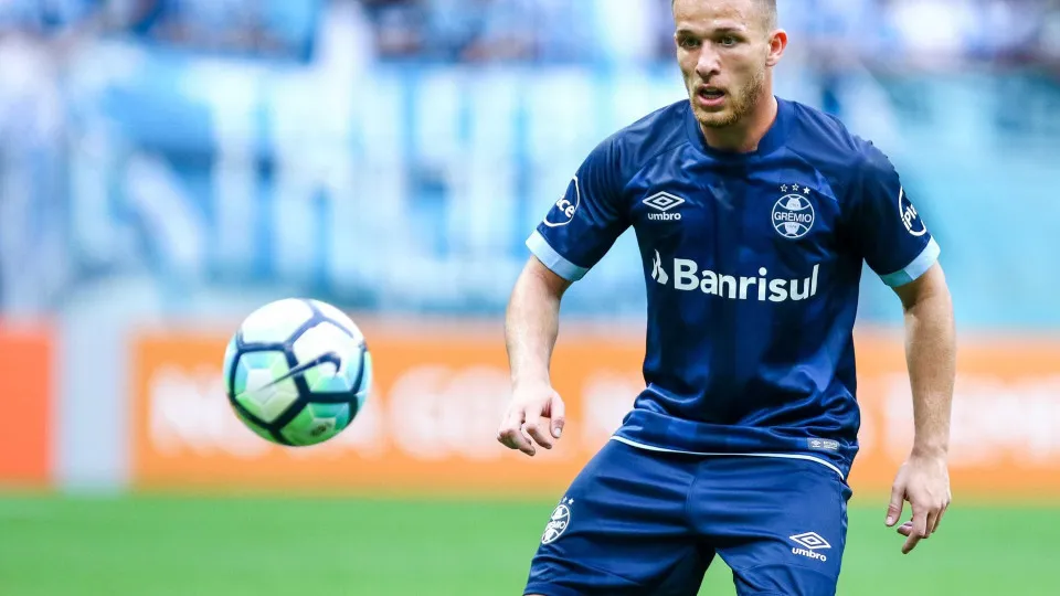 Palmeiras entra na briga para contratar o volante Arthur, ex-Grêmio