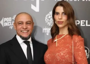 Roberto Carlos teria se convertido ao islã após casamento com empresária