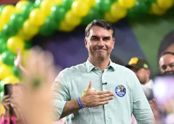 Flávio Bolsonaro diz que debate sobre caso Dark Horse