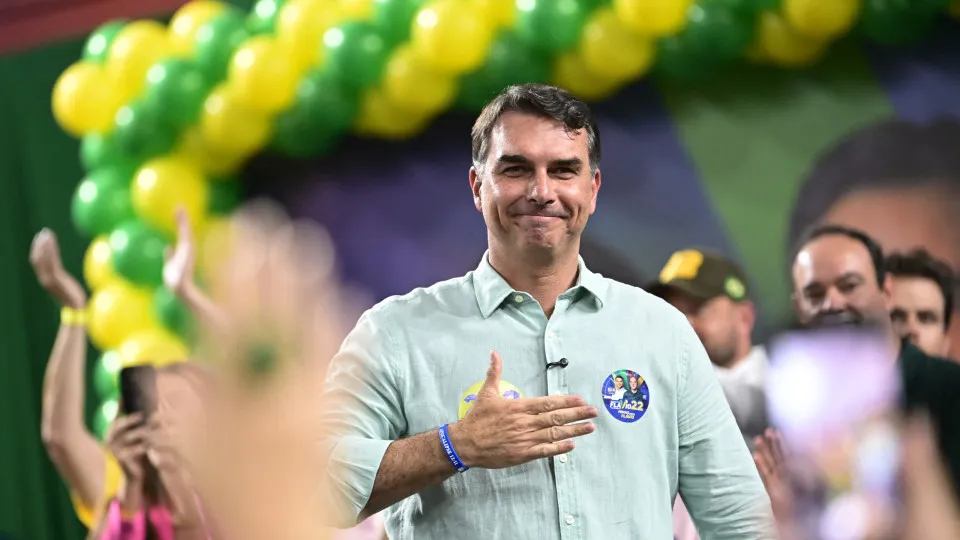 Flávio Bolsonaro diz que debate sobre caso Dark Horse