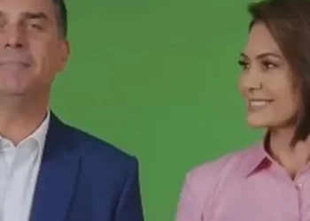 Michelle e Flávio Bolsonaro aparecem juntos em vídeo de campanha após rompimento público