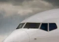 Ônibus atinge asa de Boeing 737 durante embarque no Aeroporto de Guarulhos
