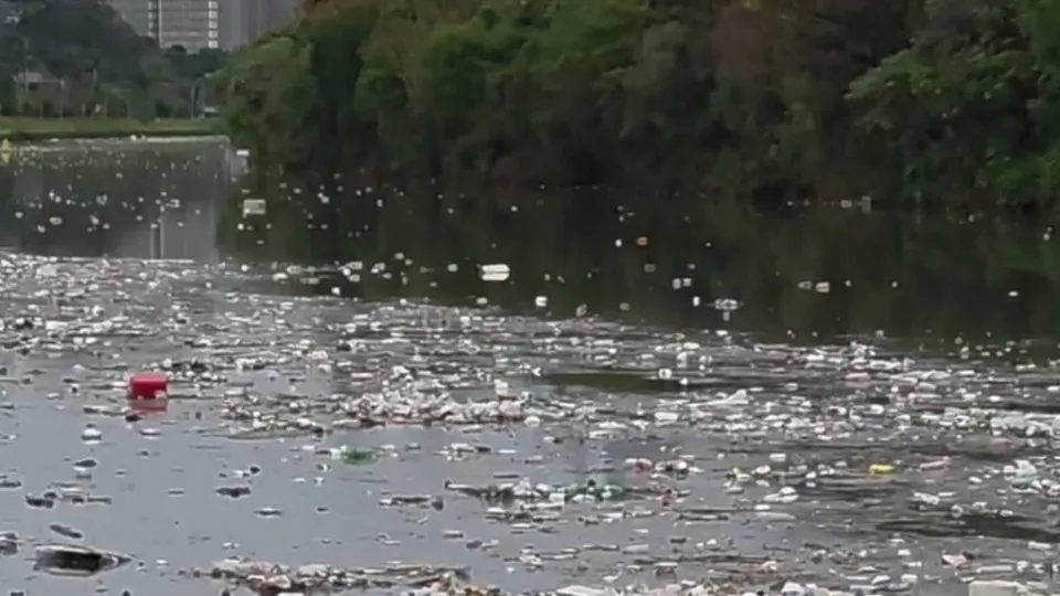 Grande volume de lixo flutuando no rio Pinheiros chama atenção após forte chuva em SP