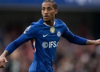 João Pedro renova com o Chelsea e conquista Xabi Alonso: