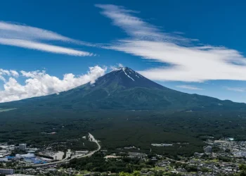 Pai deixa filho de 7 anos sozinho no Monte Fuji para continuar caminhada