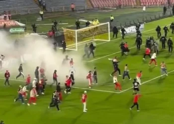 Torcedores invadem campo e protagonizam briga generalizada na Colômbia