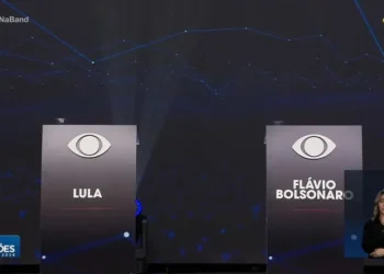 Ausente, Lula vira principal alvo de ataques de presidenciáveis, que deixam Flávio em 2º plano