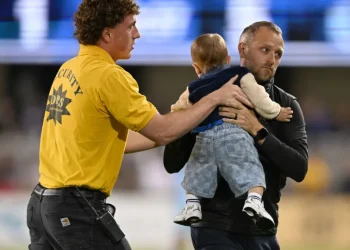 Partida de futebol é interrompida após bebê