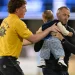 Partida de futebol é interrompida após bebê