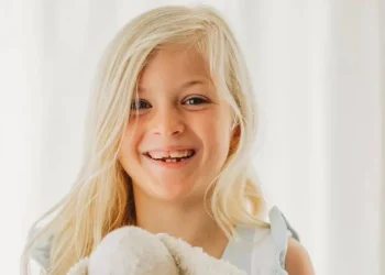 Menina de 8 anos morre após contrair infeção rara ao nadar em lago