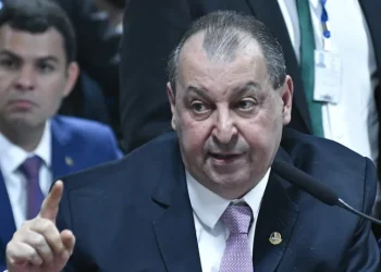 Relator da escala 6x1 promete texto na quinta (27) e avalia mudança na versão da Câmara