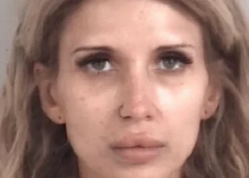 Mãe mata filha de 2 anos e contrata fotógrafo para editar fotos de luto