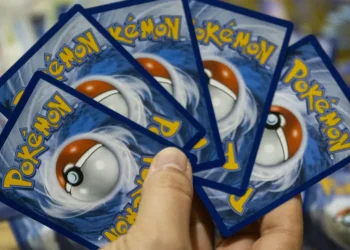Menino de 11 anos perde quase R$ 160 mil em golpe com cartas de Pokémon
