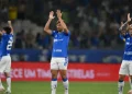 Cruzeiro e Atlético-MG empatam em noite de golaços e queda feia no Mineirão
