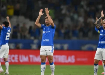 Cruzeiro e Atlético-MG empatam em noite de golaços e queda feia no Mineirão