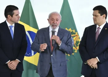 Lula, Motta e Alcolumbre acertam avanço de fim da escala 6x1