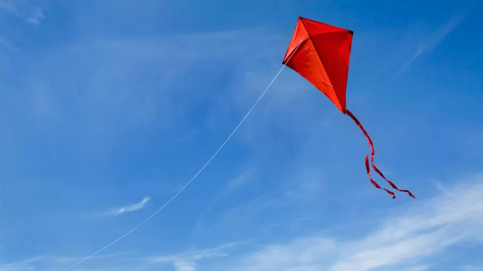 Piloto de paramotor morre após linha de pipa atingir equipamento e provocar queda em Itanhaém