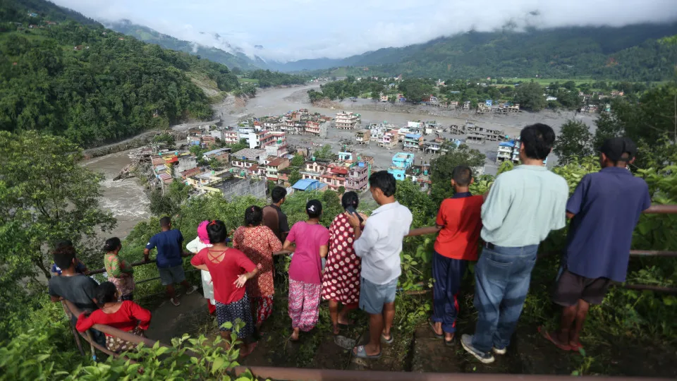 Terremoto atinge o Tibete um dia após avalanche