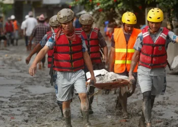 Equipes resgatam 350 pessoas presas em túnel no Nepal após inundações