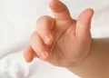Mãe mata filho de 11 meses com tiro na cabeça para pai não ter custódia