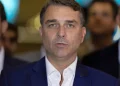 Flávio Bolsonaro promete conceder anistia ao pai. Julgamento foi