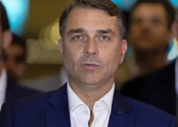 Flávio Bolsonaro promete conceder anistia ao pai. Julgamento foi