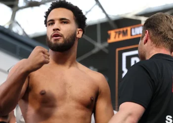 Quem é o britânico de 21 anos que pode se tornar o campeão mais jovem no boxe desde Tyson?
