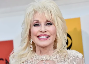 Aeroporto de Nashville, onde Dolly Parton firmou carreira, pode receber o seu nome