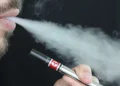 Quase perdi parte do meu pulmão após usar narguilé e cigarro eletrônico, diz jovem de 26 anos