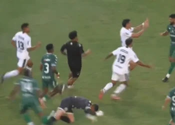 Ex-Palmeiras, Luan soca adversários após expulsão por cotovelada na Série D