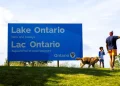 Canadá inaugura cartaz gigante no Lago Ontário; Trump rebate
