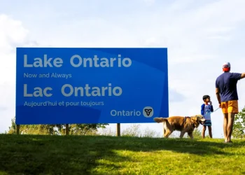 Canadá inaugura cartaz gigante no Lago Ontário; Trump rebate